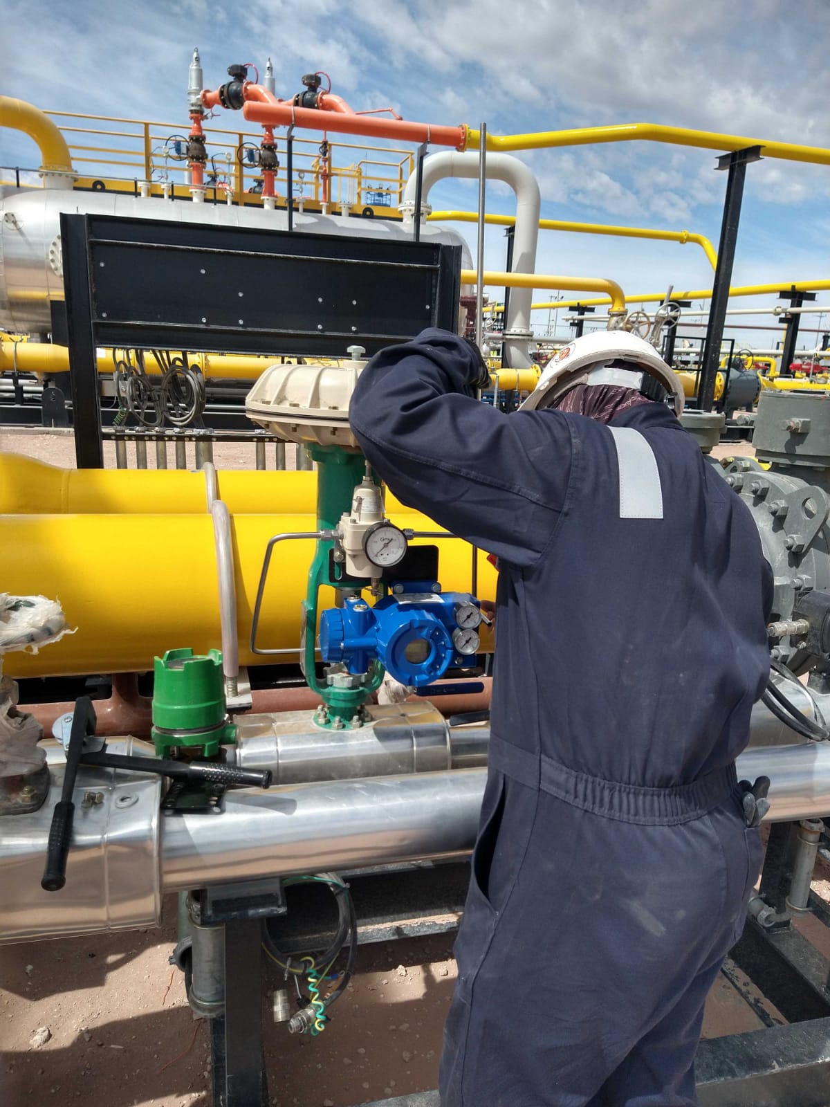 Válvula de control en campo petrolero